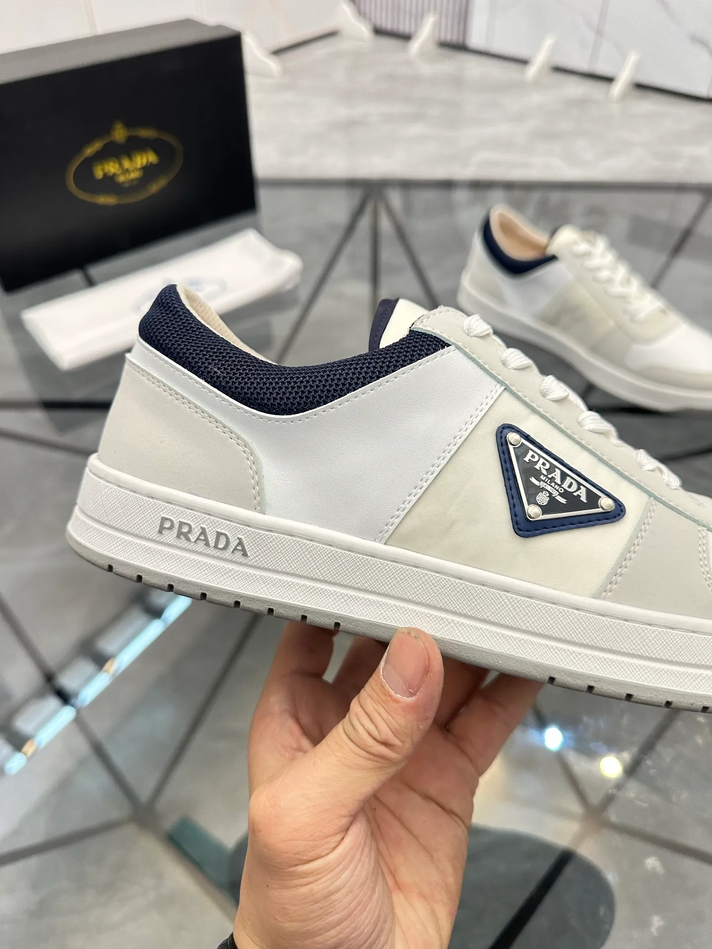 Men's shoes: 💰P420¥ Product trademark: Prada *"Prada*" low-top casual shoes Regular size: 38-44 (can be customized to 45) Product materials: imported cowhide upper with original fabric, breathable lining, original outsole. Number: 020